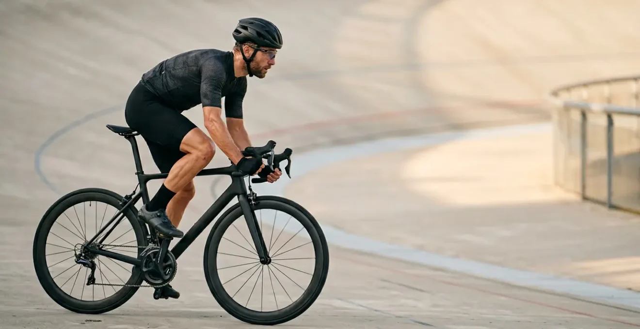 Cycliste pédalant montrant l'alignement parfait entre le genou et l'axe de la pédale grâce au recul de selle