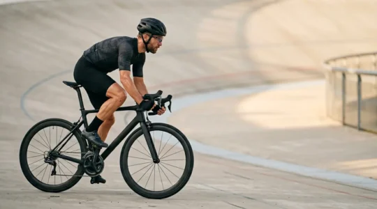 Cycliste pédalant montrant l'alignement parfait entre le genou et l'axe de la pédale grâce au recul de selle