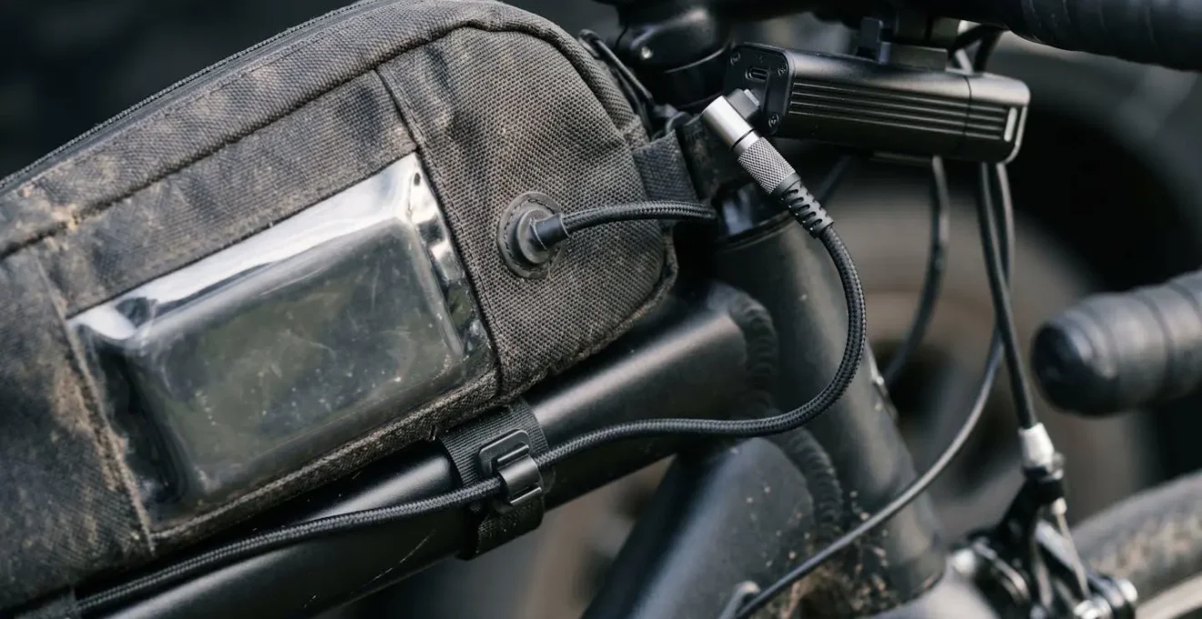 Sacoche de cadre avec batterie externe connectée au phare vélo pour recharge en roulant