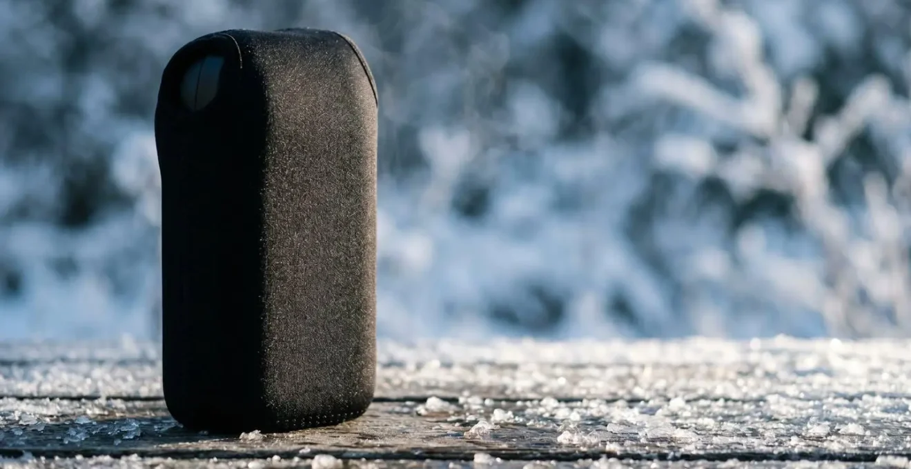 Batterie de vélo électrique protégée par une housse néoprène sur fond hivernal