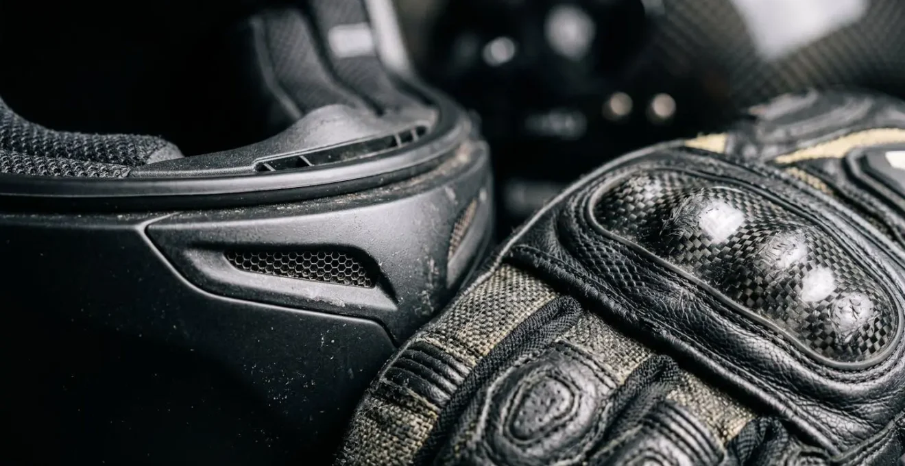 Gros plan sur casque de Speed-Bike avec marquage CE et gants renforcés posés sur guidon