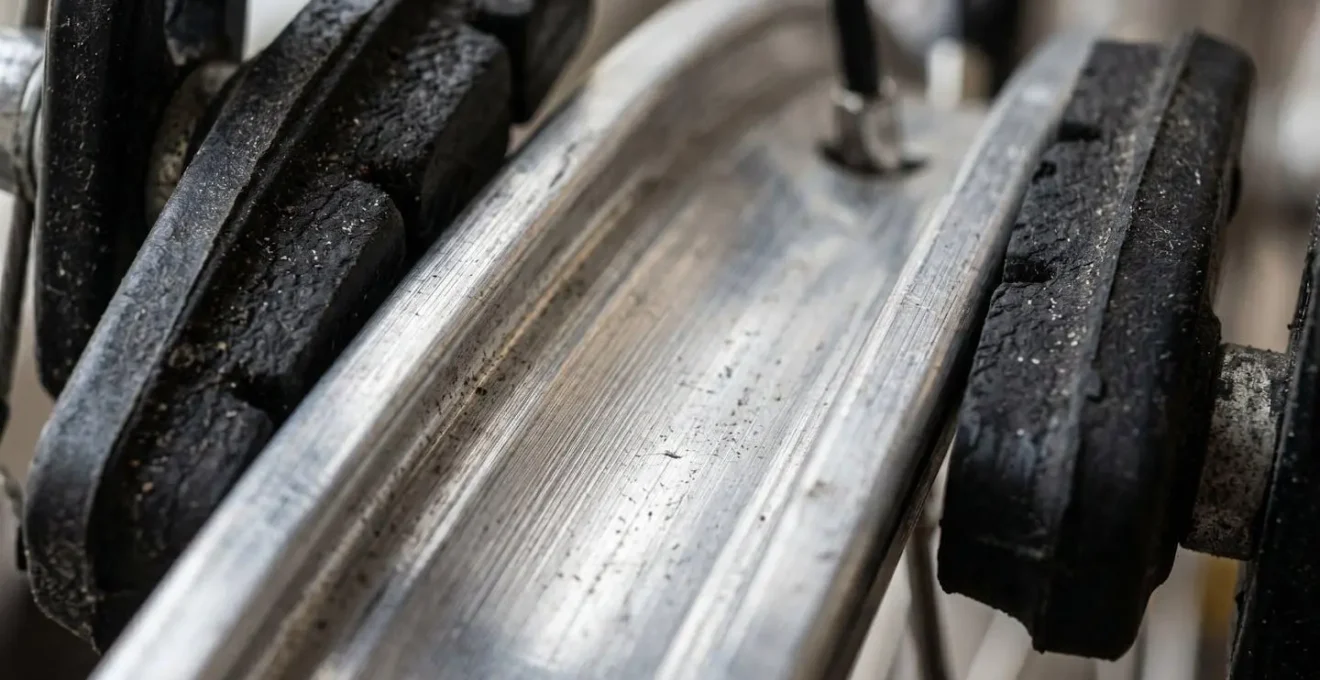 Gros plan sur une roue de vélo avec les patins de frein servant de repère pour détecter un voile