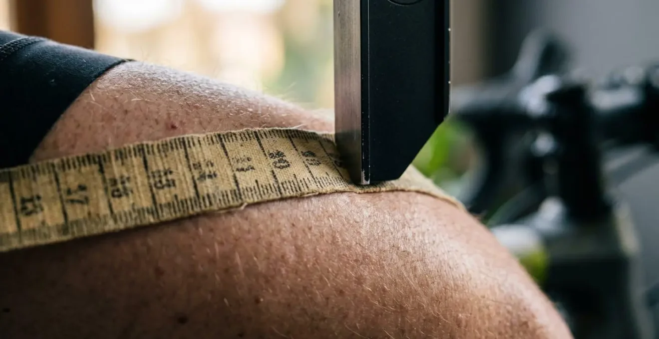 Cycliste mesurant son entrejambe contre un mur avec un niveau à bulle pour déterminer la hauteur de selle optimale