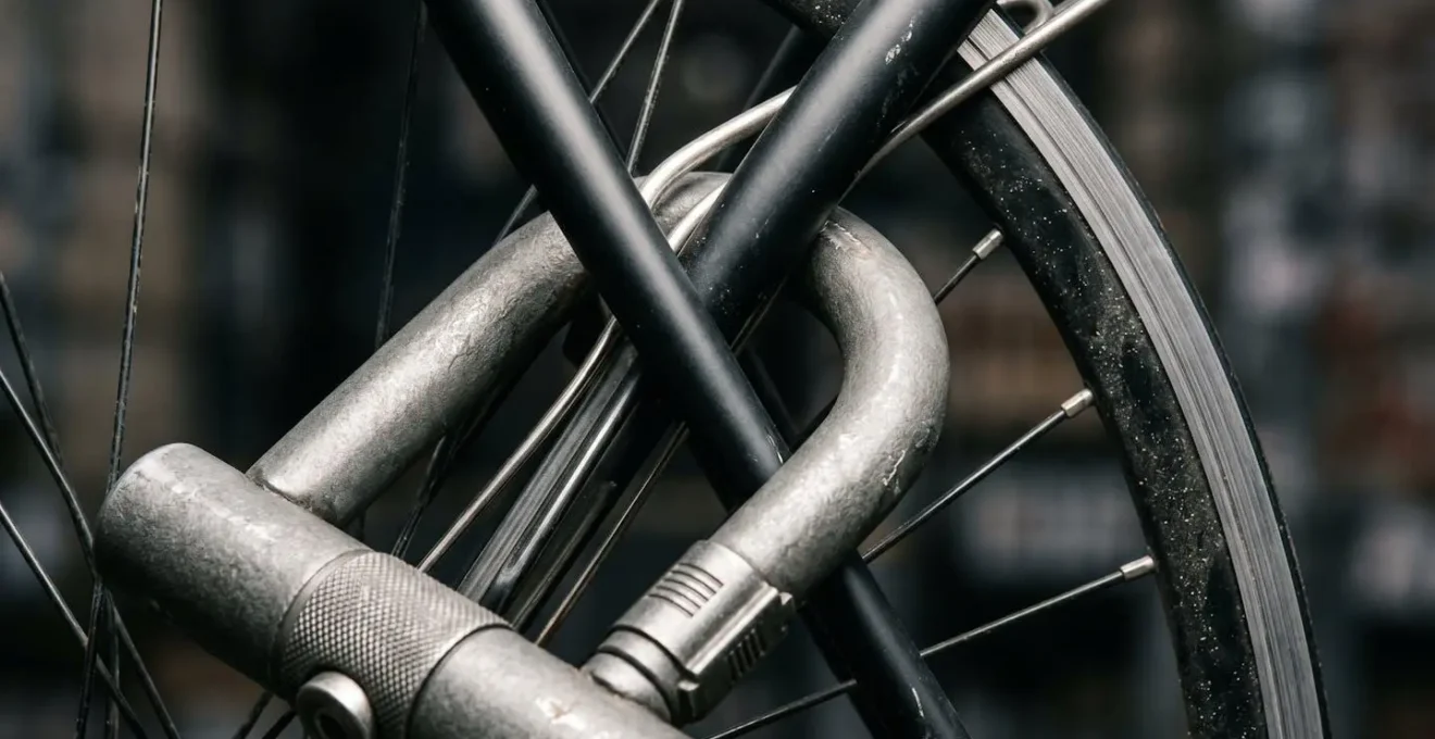 Démonstration de la méthode Sheldon Brown pour attacher un vélo avec un antivol U